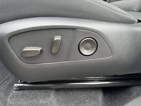 Used 2025 Chevrolet Traverse LT FWD image 38