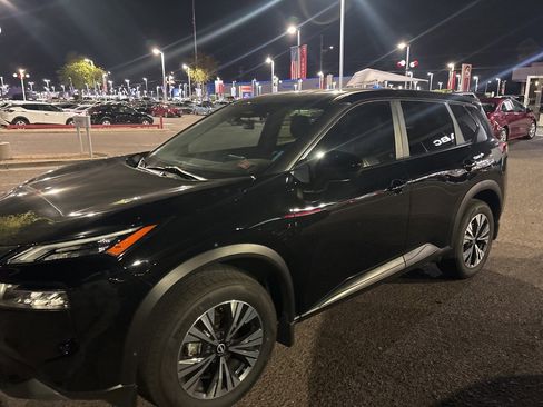 Used 2023 Nissan Rogue SV image 2