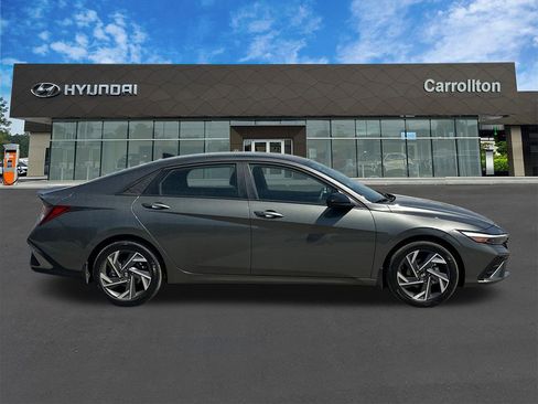 Used 2025 Hyundai Elantra Sport image 4