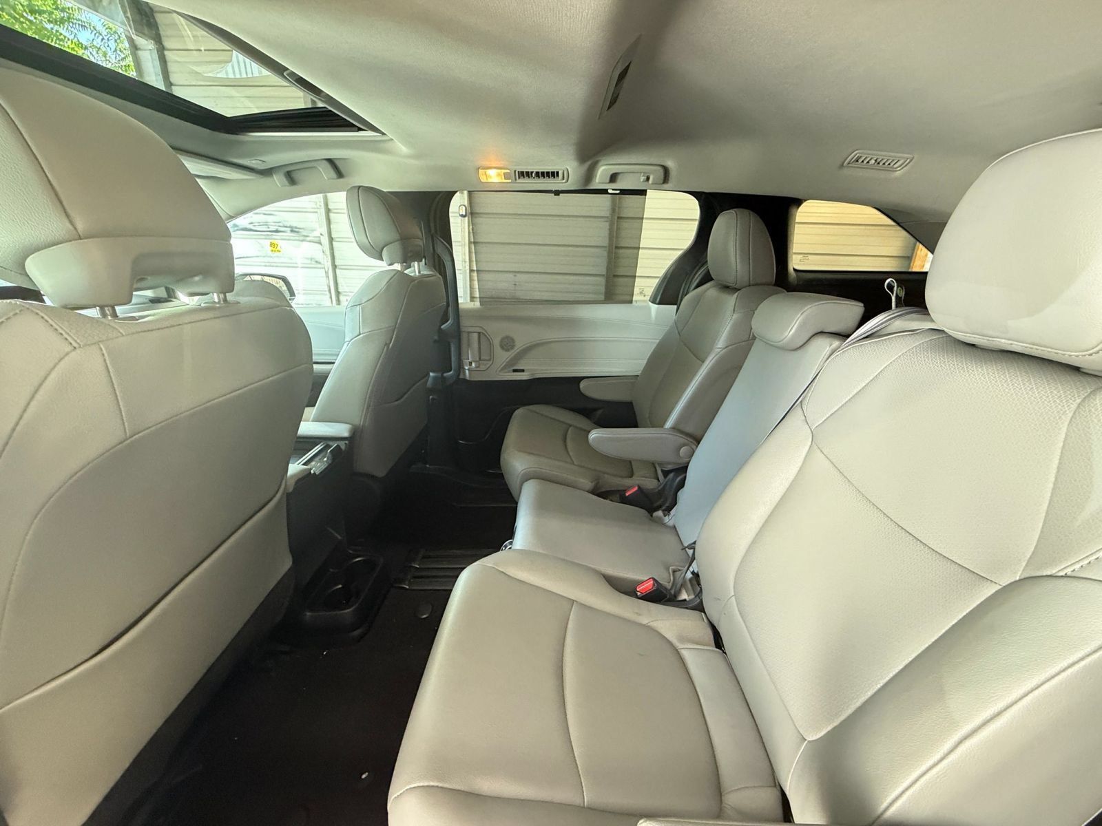 Used 2025 Toyota Sienna XLE FWD image 27