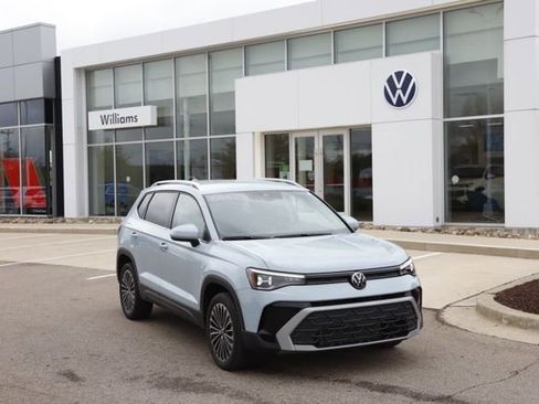 Used 2025 Volkswagen Taos SE FWD image 1