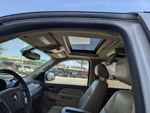 Used 2010 Chevrolet Suburban LTZ image 3