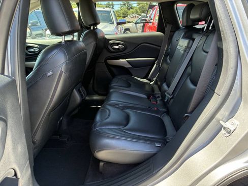 Used 2017 Jeep Cherokee Latitude w/ Safety/Convenience Group FWD image 4