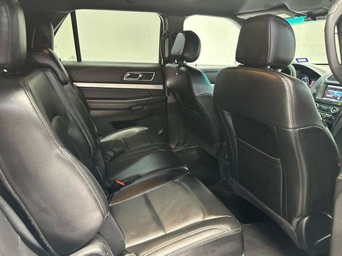 Used 2016 Ford Explorer XLT w/ Equipment Group 202A FWD image 11