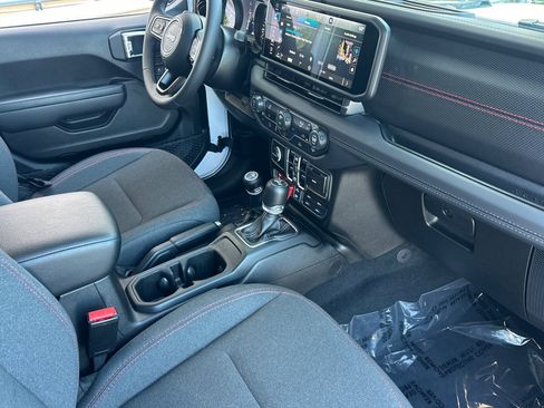 Used 2026 Jeep Wrangler Unlimited Rubicon AWD/4WD image 33