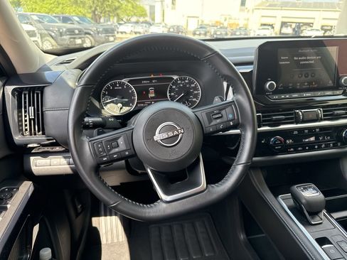 Used 2025 Nissan Pathfinder SV image 11