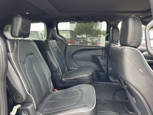 Used 2025 Chrysler Pacifica Limited FWD image 29