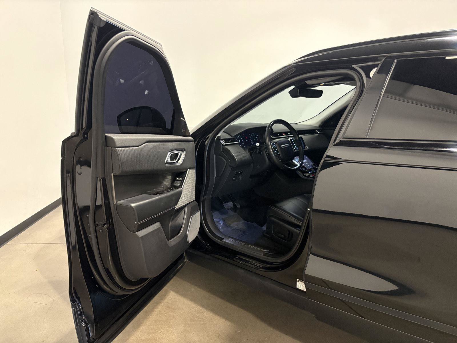 Used 2018 Land Rover Range Rover Velar S AWD/4WD image 9