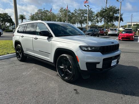 Used 2023 Jeep Grand Cherokee L Laredo image 4