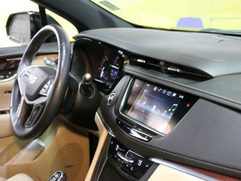 Used 2017 Cadillac XT5 Luxury w/ Driver Awareness Package FWD image 10