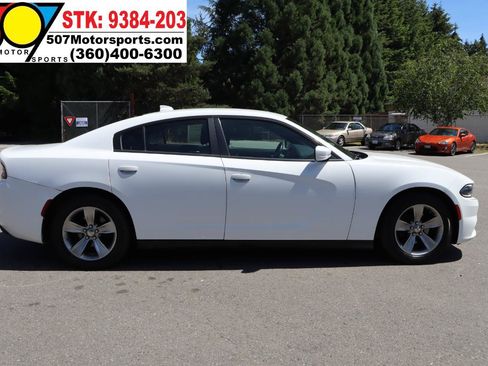 Used 2016 Dodge Charger SXT RWD image 9