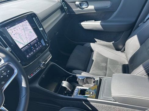 Certified 2025 Volvo XC40 B5 Plus image 19