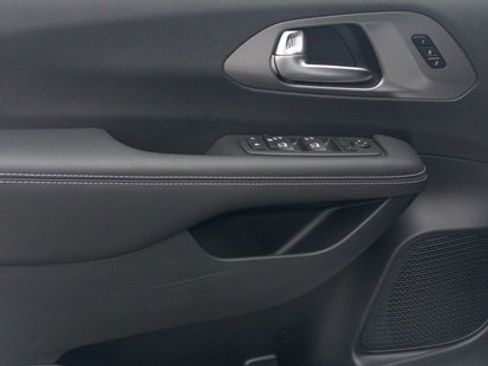 New 2025 Chrysler Pacifica Select image 30