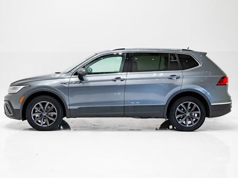 Used 2023 Volkswagen Tiguan SE w/ Panoramic Sunroof Package FWD image 29