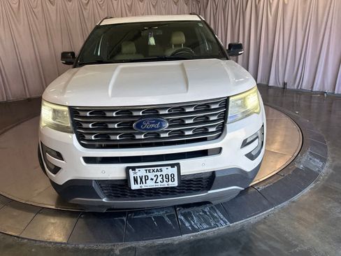 Used 2017 Ford Explorer XLT w/ Equipment Group 202A FWD image 2