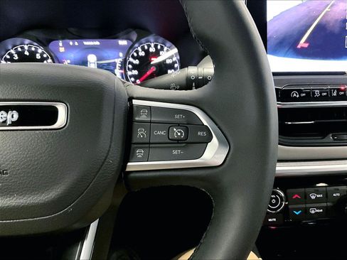 Used 2025 Jeep Compass Limited image 18