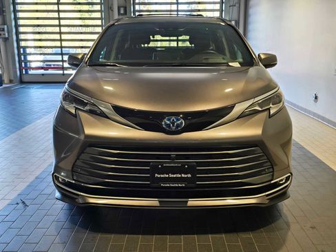 Used 2023 Toyota Sienna Platinum AWD/4WD image 8
