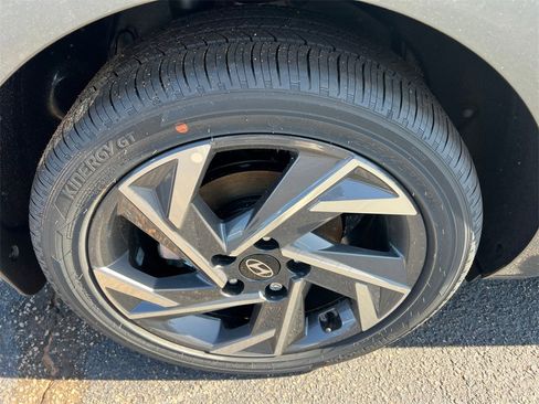 Certified 2025 Hyundai Elantra Limited image 17