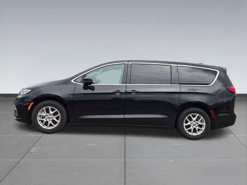 Used 2023 Chrysler Pacifica Touring-L FWD image 4