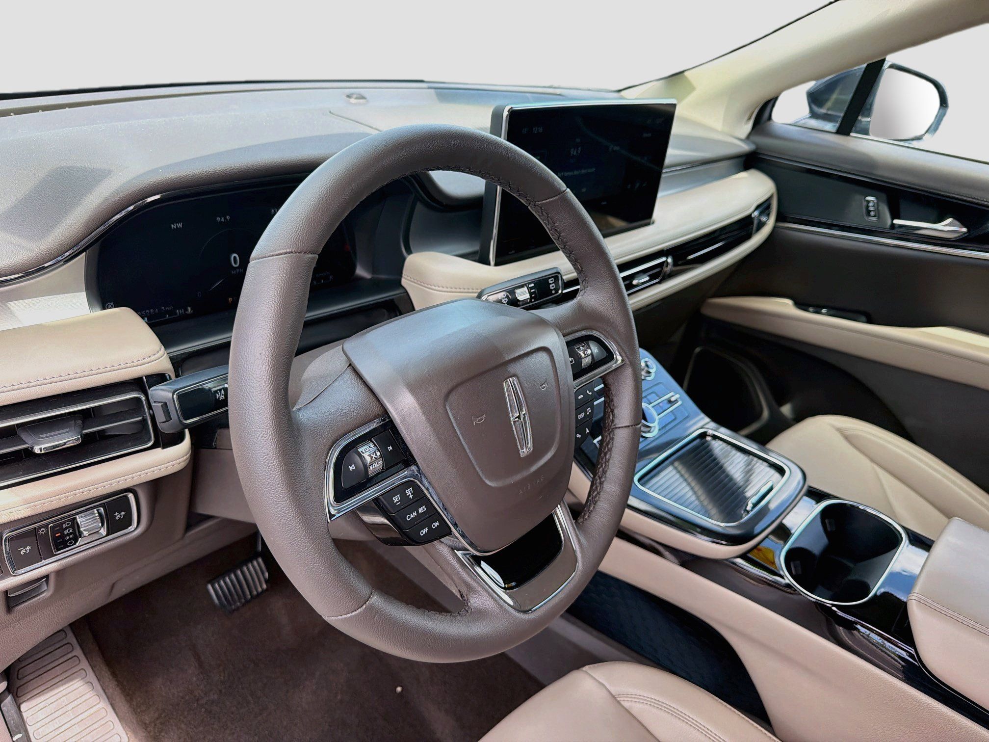 Used 2023 Lincoln Nautilus FWD w/ Premium Package image 9