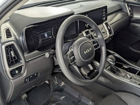 Used 2022 Kia Sorento LX image 11