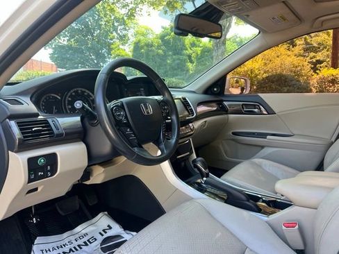 Used 2017 Honda Accord Touring image 10