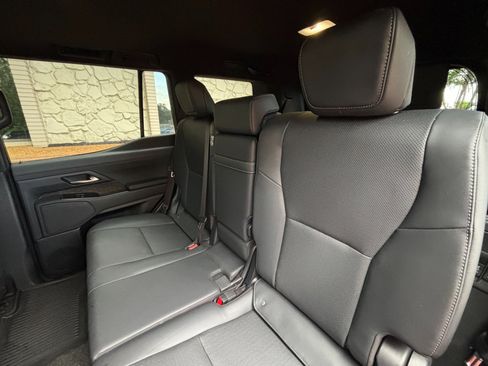 Used 2024 Lexus GX 550 w/ Accessory Package (Z1) AWD/4WD image 32
