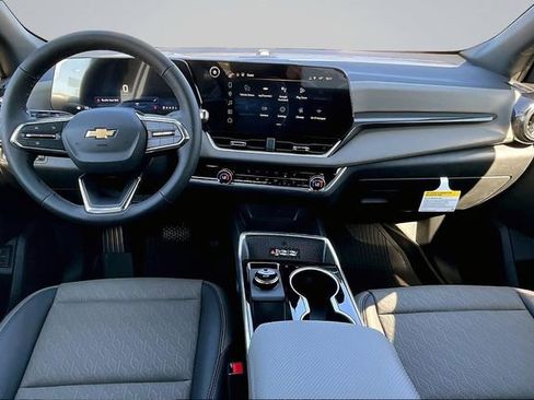 New 2026 Chevrolet Equinox LT w/ Convenience Package II FWD image 5