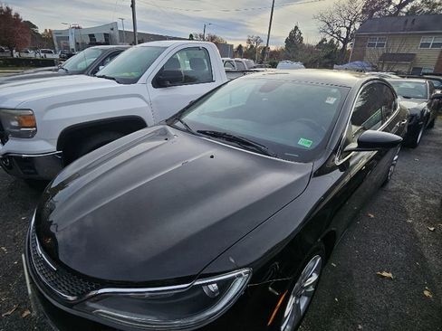 Used 2015 Chrysler 200 Limited image 2