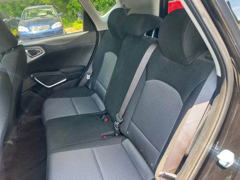 Used 2025 Kia Soul LX w/ LX Technology Package FWD image 33