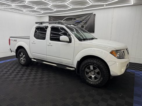 Used 2011 Nissan Frontier PRO-4X w/ Pro-4x Luxury Pkg AWD/4WD image 2