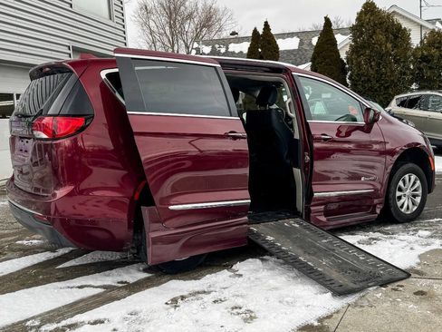 Used 2018 Chrysler Pacifica Touring-L image 4
