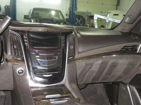 Used 2015 Cadillac Escalade Platinum AWD/4WD image 39