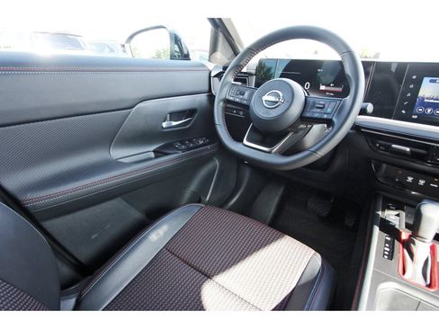 Certified 2025 Nissan Kicks SR FWD image 11