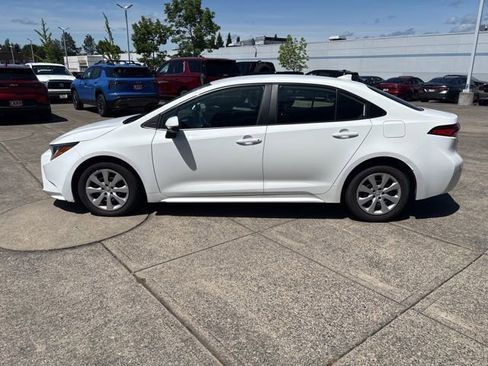 Used 2024 Toyota Corolla LE FWD image 5