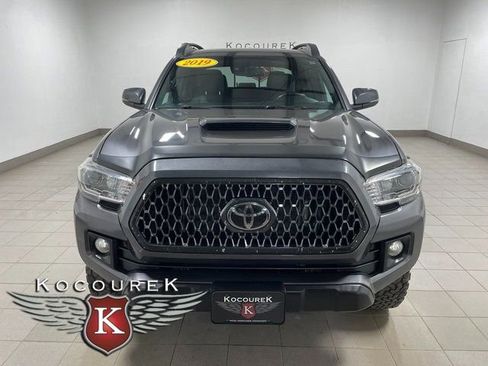 Used 2019 Toyota Tacoma TRD Sport AWD/4WD image 2