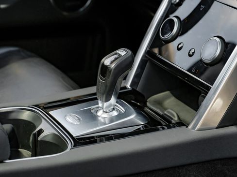 Used 2020 Land Rover Discovery Sport SE image 28