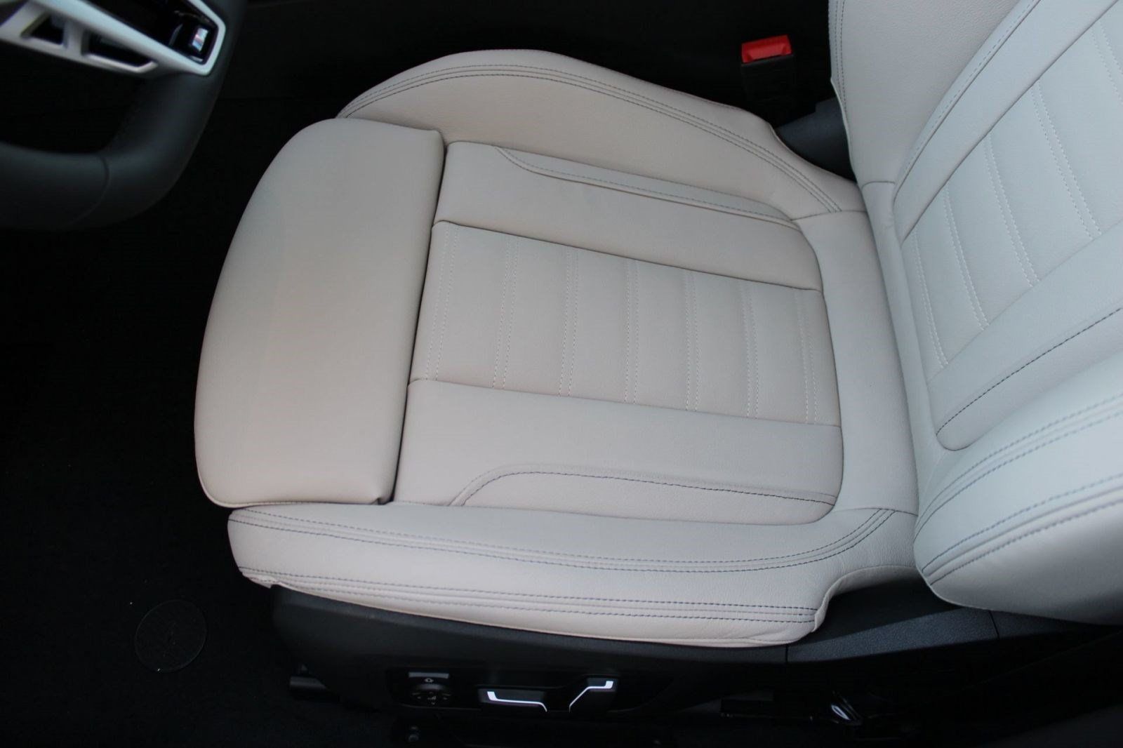 Used 2026 BMW 330i Sedan w/ M Sport Package RWD image 13