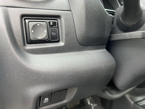 Used 2013 Nissan Versa SV w/ Convenience Pkg FWD image 17