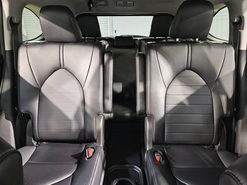 Used 2025 Toyota Highlander XLE AWD/4WD image 13