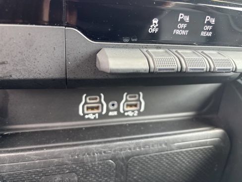 Used 2025 RAM 1500 Laramie AWD/4WD image 18