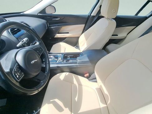 Used 2018 Jaguar XE Premium image 5