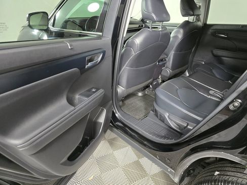 Used 2022 Toyota Highlander XLE AWD/4WD image 17