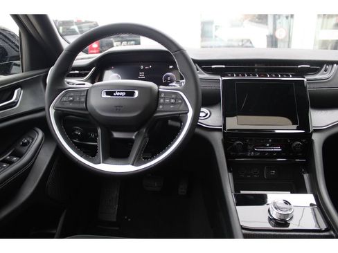 New 2025 Jeep Grand Cherokee L Altitude image 14