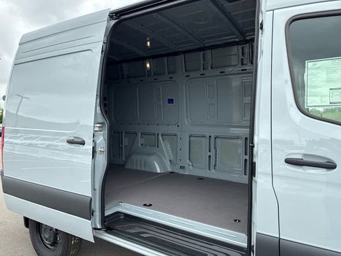 Used 2025 Mercedes-Benz Sprinter 2500 image 10