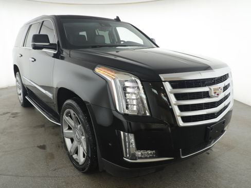 Used 2017 Cadillac Escalade Premium Luxury image 3