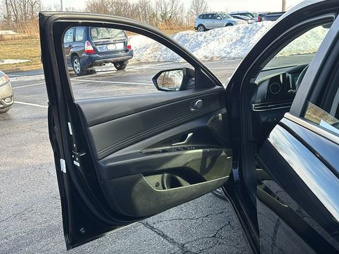 Used 2025 Hyundai Elantra Limited image 11