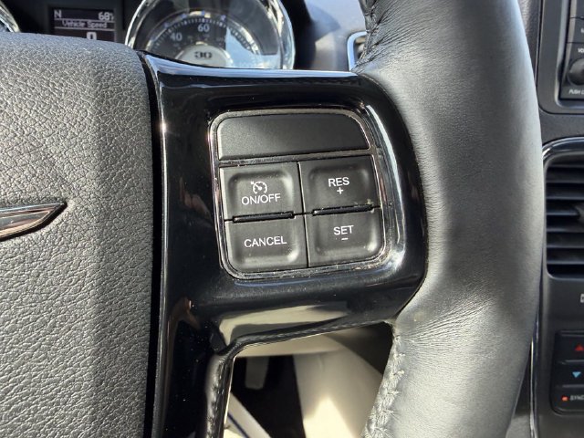 Used 2014 Chrysler Town & Country Touring-L FWD image 21