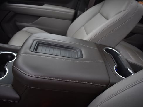 Used 2022 Chevrolet Suburban LT w/ Luxury Package image 25