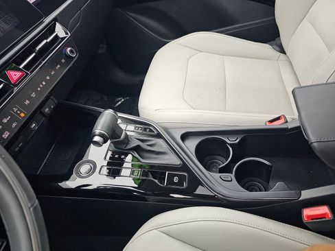 Used 2024 Kia Niro EX Touring image 32